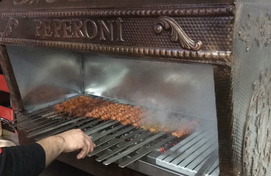 Grilltheke mit Spießen und Beilagen