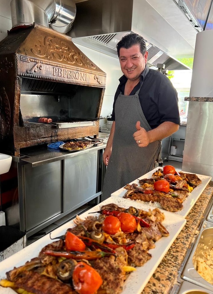 Inhaber Mehmet Ayaz am Holzkohlegrill von Peperoni